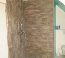 Douche etage. Carrelage termin&eacute;
