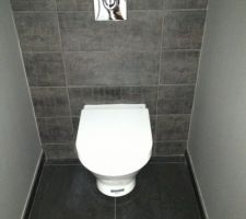 WC suspendu des enfants.