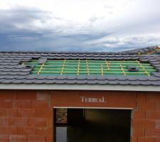 4 &egrave;me jour de travail pour les charpentiers... ils n'ont pas encore fini mais &ccedil;a ne saurait tarder. En tout cas on adore les tuiles !