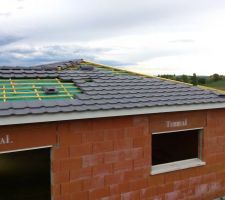 4 &egrave;me jour de travail pour les charpentiers... ils n'ont pas encore fini mais &ccedil;a ne saurait tarder. En tout cas on adore les tuiles !