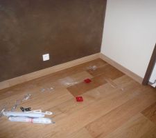 Mise en place des plinthes de la chambre