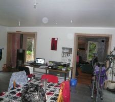 Vue de la cuisine, les habillages en bois des 2 ouvertures