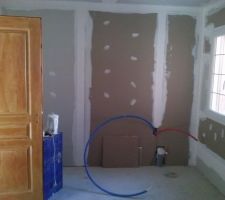 Attente des tuyaux pour la salle de bain