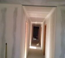 Couloir qui dessert les trois chambres