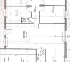 Maintenant le plan proposé par ceux qui vendaient le terrain. Sans même savoir ce que nous voulions, ils ont essayé de nous vendre cette maison.
3 chambres   un bureau : on ne voulait que 3 chambres.
2 toilettes dans la maison (normes handicapé oblige)
un simple garage
surface de la maison plus grande que ce que nous souhaitions (110 m²)