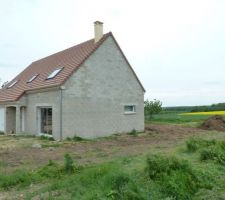 Vue de côté avec haie enlevée et étalement d'une partie des terres