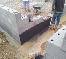 Passage de l'isolant bitumeux...sous l'eau.