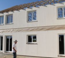 Je réalise qu'il n'y avait aucune photo de la facade arrière, voila, l'oubli est corrigé.