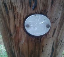 Un poteau sur le terrain ais po de servitude sic