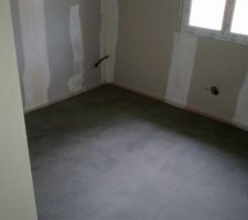 Dalle béton dans une des chambres