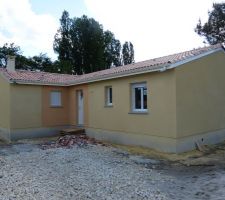 Enduit en cours de s&eacute;chage avec gratt&eacute; orang&eacute; au niveau de l'entr&eacute;e