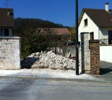 Voici l'entr&eacute;e voiture o&ugrave; les camions ne peuvent pas passer &agrave; cause du lampadaire...

Heureusement que nous avons une servitude sur le chemin permettant d'acc&eacute;der au chantier par derri&egrave;re !