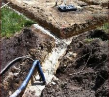 Les tranchées étant remplies d'eau, une pompe a été installée.