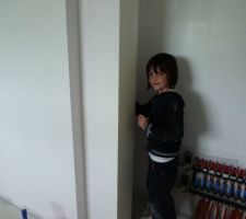 L'apprentie peintre avec le sourire sans dent :-)