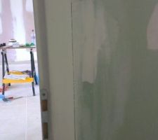 Jour entre dormant de porte, bord mince du palco non enduit sur la porte des WC