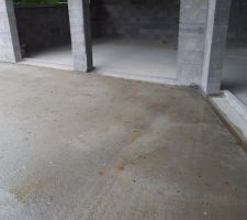 Pbme pente dalle terrasse - flaque d'eau après la pluie...