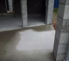 Pbme pente dalle terrasse - flaque d'eau après la pluie...