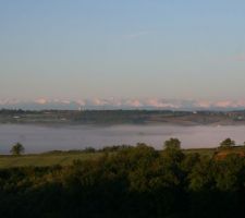 Vue sur les pyrénées depuis la baie vitrée