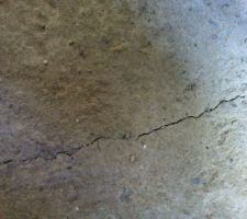 Fissure dans la dalle du sous sous vue de près ( sèche)
