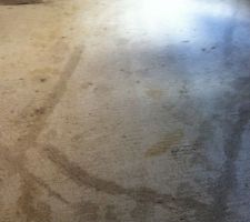 Aspect humide autour des fissures de la dalle avec une nuit bien pluvieuse