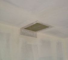 J'ai demonté la boite en plaque de platre pour le conduit de chemine et rebouche le trou dans le plafond.