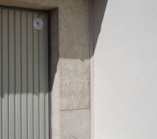 Idem baguette pos&eacute;e entre notre maison et le garage des voisins. Il est o&ugrave; le joitn qu'il devait faire au d&eacute;but ?