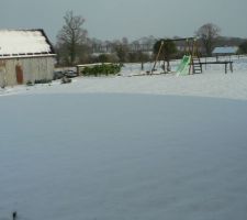 Arrière de la maison sous la neige