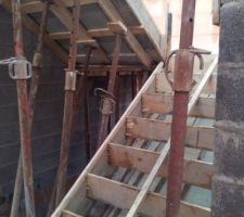 Coffrage des escaliers d'acc&egrave;s aux combles am&eacute;nageables