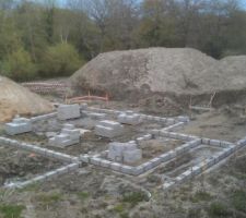 1er rang d'agglos du soubassement vu de la route