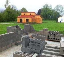 On a retrouv&eacute; les ma&ccedil;ons !!!
nouvelle semaine nouvelles aventures. aujourd'hui on appr&eacute;cie le travail effectu&eacute;, tr&egrave;s minutieux (faut aussi savoir le dire quand c'est bien !!) l'emplacement des fen&ecirc;tres commence &agrave; se dessiner sur la fa&ccedil;ade nord