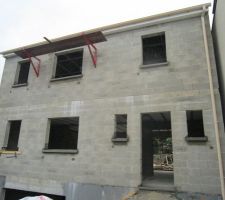 Le seuil de la porte d'entr&eacute;e et les appuis des fen&ecirc;tres, en b&eacute;ton. Dommage, il manque un appui de fen&ecirc;tre.