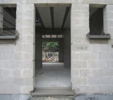 Le seuil de la porte d'entr&eacute;e et les appuis des fen&ecirc;tres des wc et de l'escalier, en b&eacute;ton.