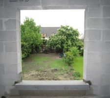 Un appui de fen&ecirc;tre d'une chambre au 1er &eacute;tage.