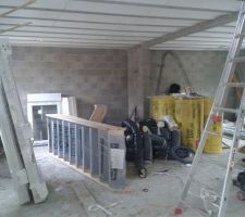 Un échantillon du matériel fraîchement livré : portes, fenêtre, escalier, isolant, câbles électriques.