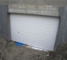 La porte de garage sectionnelle (largeur 3m).
