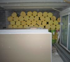 Fin de la journée. Un joli stock d'isolant et de plaques en attente d'être posé.