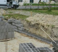 L'élévation des murs c'est effectué correctement, j'ai omis de faire faire l'étanchéité, j'ai dû le prendre en charge, 2 sacs de trapcofuge mais c'est bien fait.