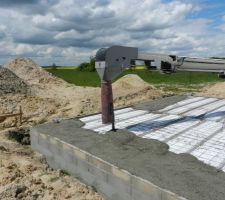 Le coulage de la dalle effectu&eacute; dans de bonnes conditions, Le b&eacute;ton est coul&eacute; progressivement et uniform&eacute;ment travail all&eacute;g&eacute; pour les ma&ccedil;ons.