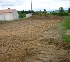 Terrain décaissé et traçage apparent
