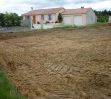 Terrain décaissé et traçage apparent