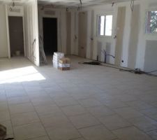 Vue d'une partie de s&eacute;jour/salon avec carrelage en pose quinconce 45*45 subway