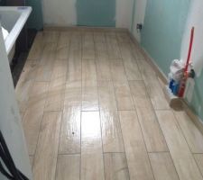 Carrelage imitation bois salle de bain &eacute;tage pour les enfants !