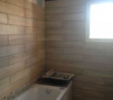 Pose de la fa&iuml;ence imitation bois, la baignoire va recevoir un habillage couleur chocolat mais toujours en imitation parquet