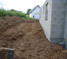 Le pelleteur a retiré la terre végetale avant le remblai du contour du pavillon