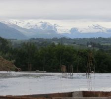 Dalle avec nos pyrénées enneigées....