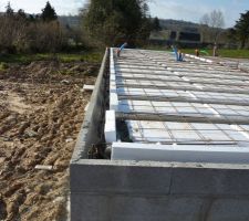 Hourdis polystyr&egrave;ne cass&eacute;... il ne sera pas remplac&eacute;. le rupteur de pont thermique ne sera pas redress&eacute; non plus... dommage on est en rt 2012...