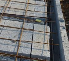 Ferraillage pos&eacute; et pas un peu sur&eacute;lev&eacute;s.. reprise de  ferraillage bien faite par contre