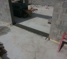 LES SEUILS SONT COULES SUR PLACE POUR LES PORTES ET BAIES VITREES