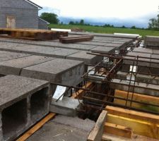 Les poutrelles et hourdis sont pos&eacute;s &agrave; l'&eacute;tage