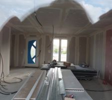 L'intérieur au niveau du salon /salle a manger, avec les cloisons de poser